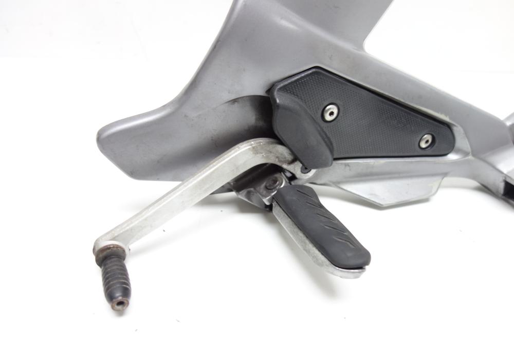 Moto Guzzi Breva 1100 Fußrastenträger Fußraste links Schalthebel