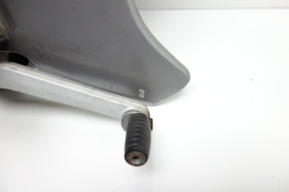 Preview: Moto Guzzi Breva 1100 Fußrastenträger Fußraste rechts Bremspedal