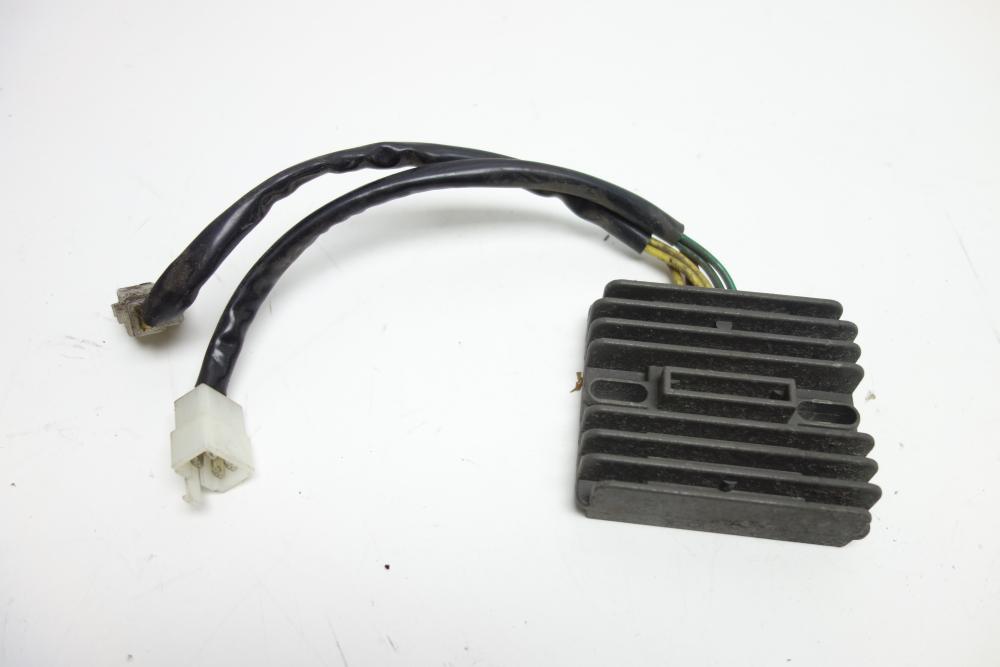 Honda VF 750 C Super Magna Spannungsregler Gleichrichter
