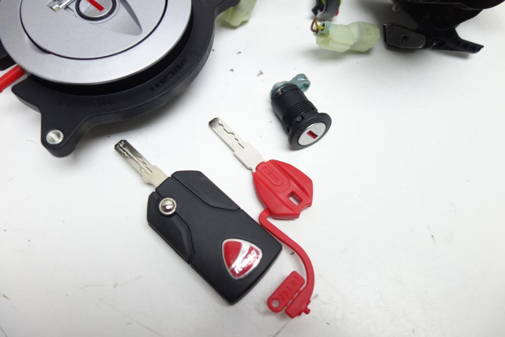 Preview: Ducati Diavel 1200 Schlosssatz Schloss Tankdeckel 59821222A