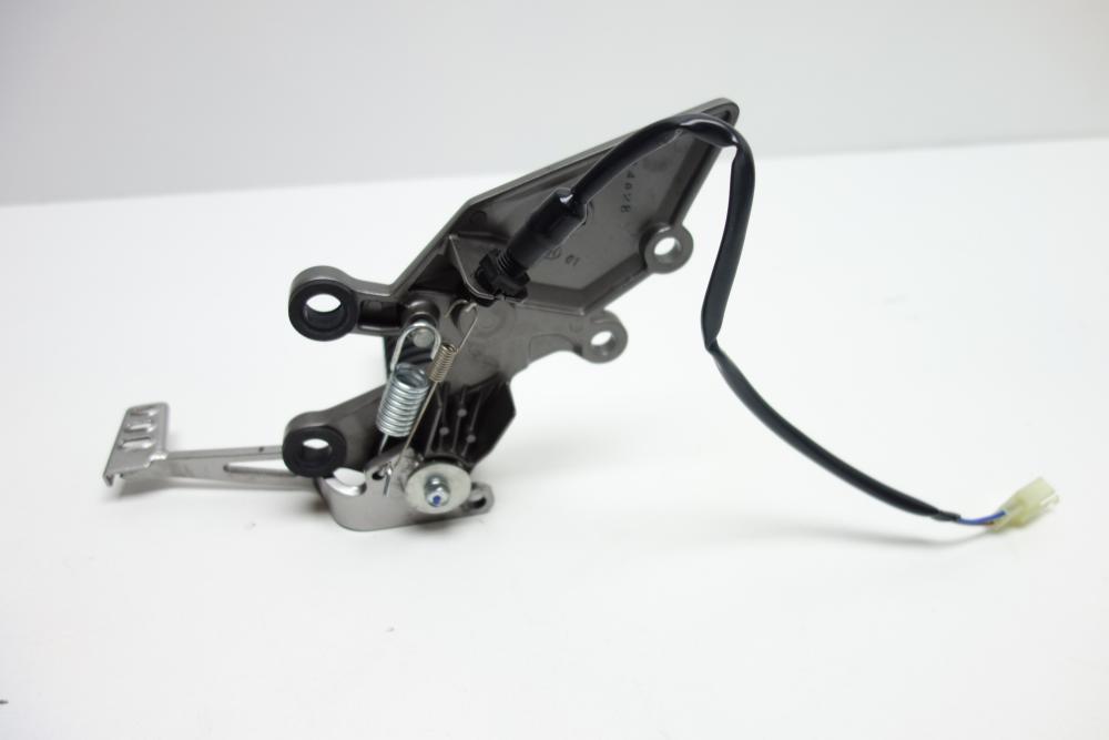 Preview: Kawasaki Z125 Z 125 Fußrastenanlage Fußraste rechts Bremspedal