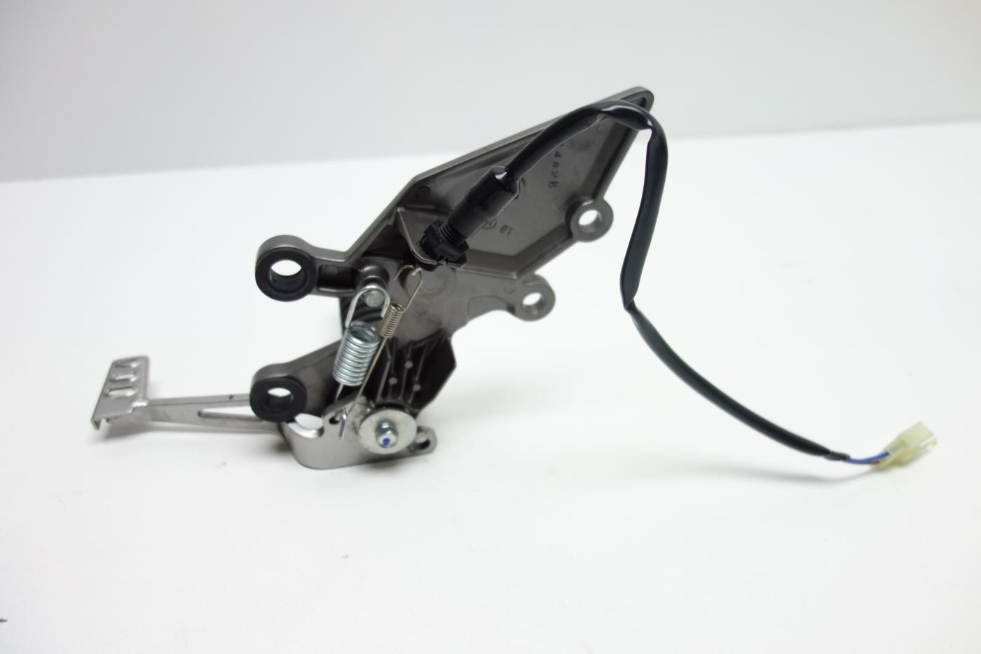 Kawasaki Z125 Z 125 Fußrastenanlage Fußraste rechts Bremspedal